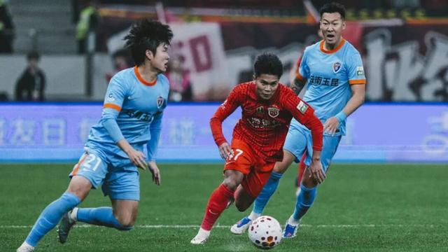 重庆铜梁龙、辽宁铁人领跑积分榜,今年中超,轮到申花海港玩“逆袭”?